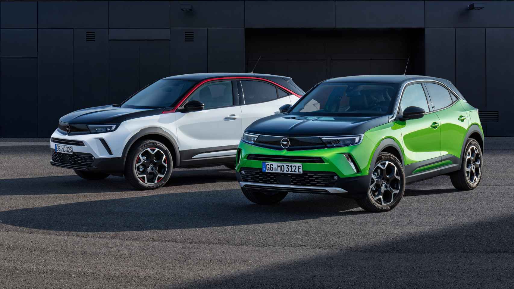 Dos Opel Mokka, un modelo con muchas ventas en los últimos meses que se puede encontrar de segunda mano en los concesionarios.