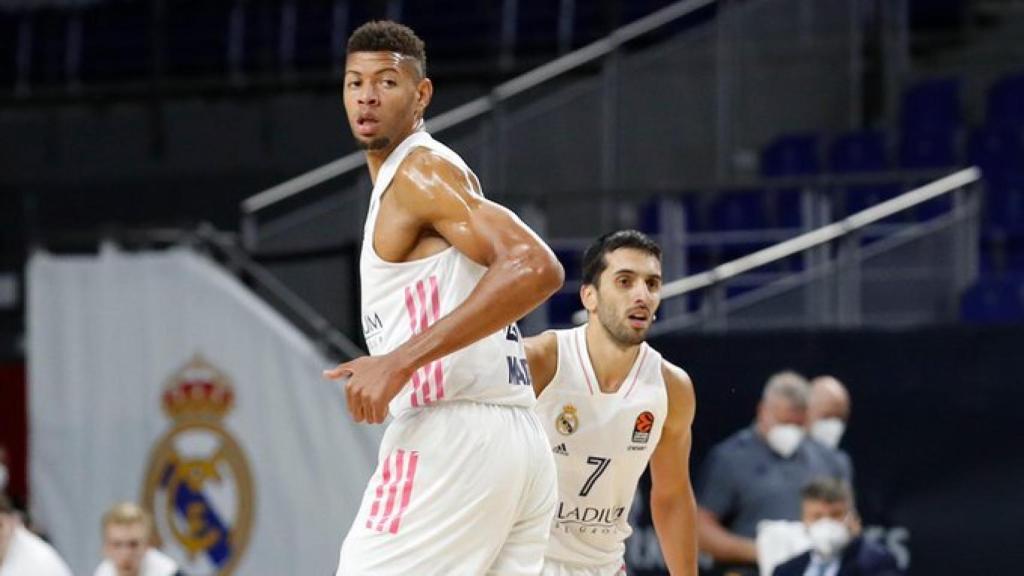 Tavares y Campazzo durante un partido del Real Madrid