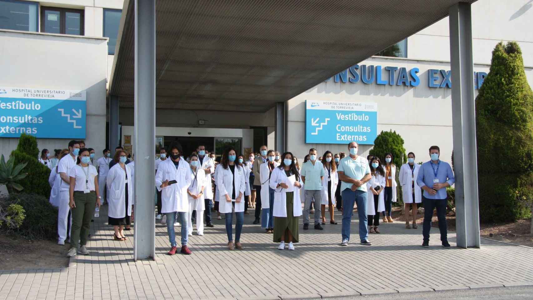 Concentración de personal sanitario a las puertas del Hospital de Torrevieja.