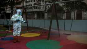 Un operario municipal realiza labores de desinfección en un parque infantil de Ourense.