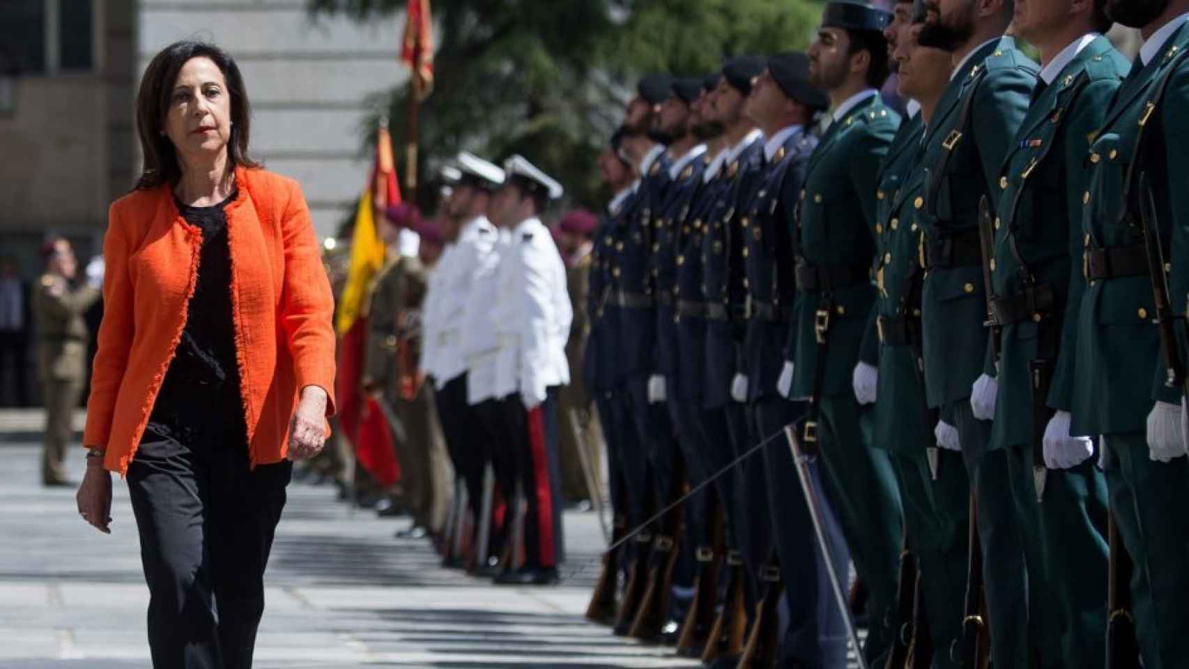 La ministra de Defensa, Margarita Robles, pasa revista al Ejército.