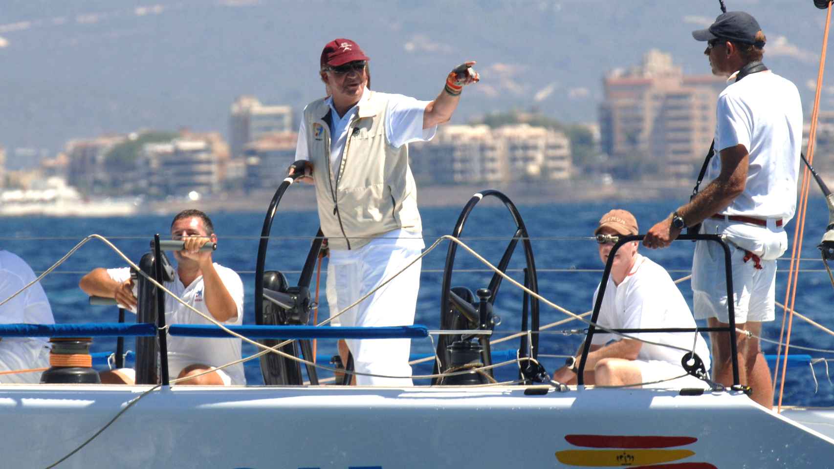 El rey Juan Carlos a bordo del Bribón con su tripulación en julio de 2005.