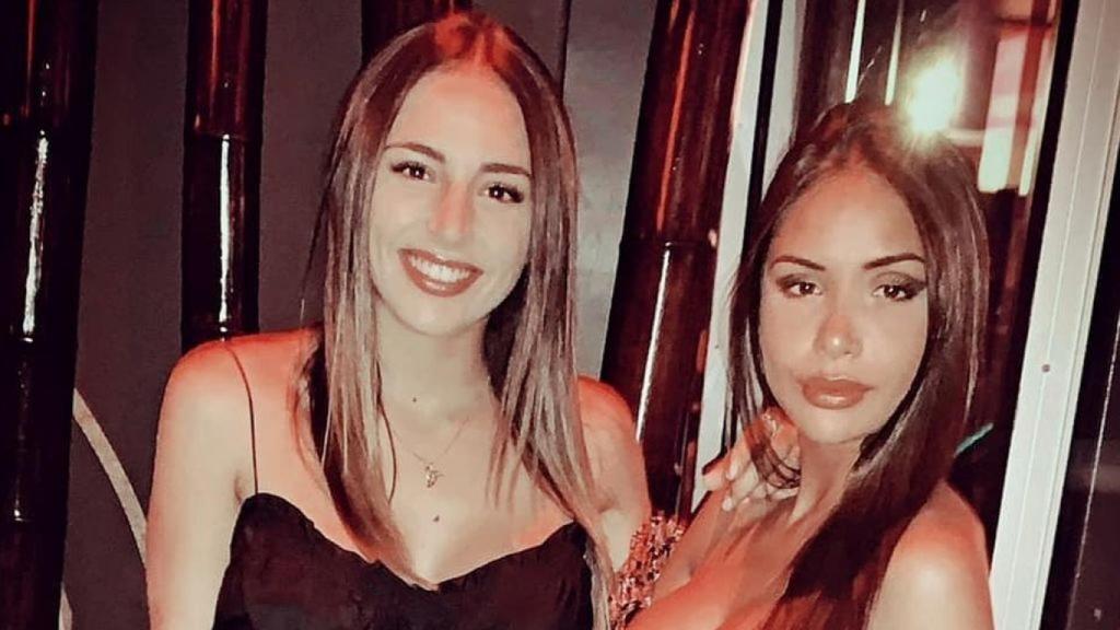Sandra Pica junto a su hermana.