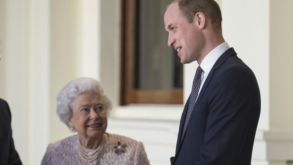 La reina Isabel II con su nieto Guillermo, duque de Cambridge.