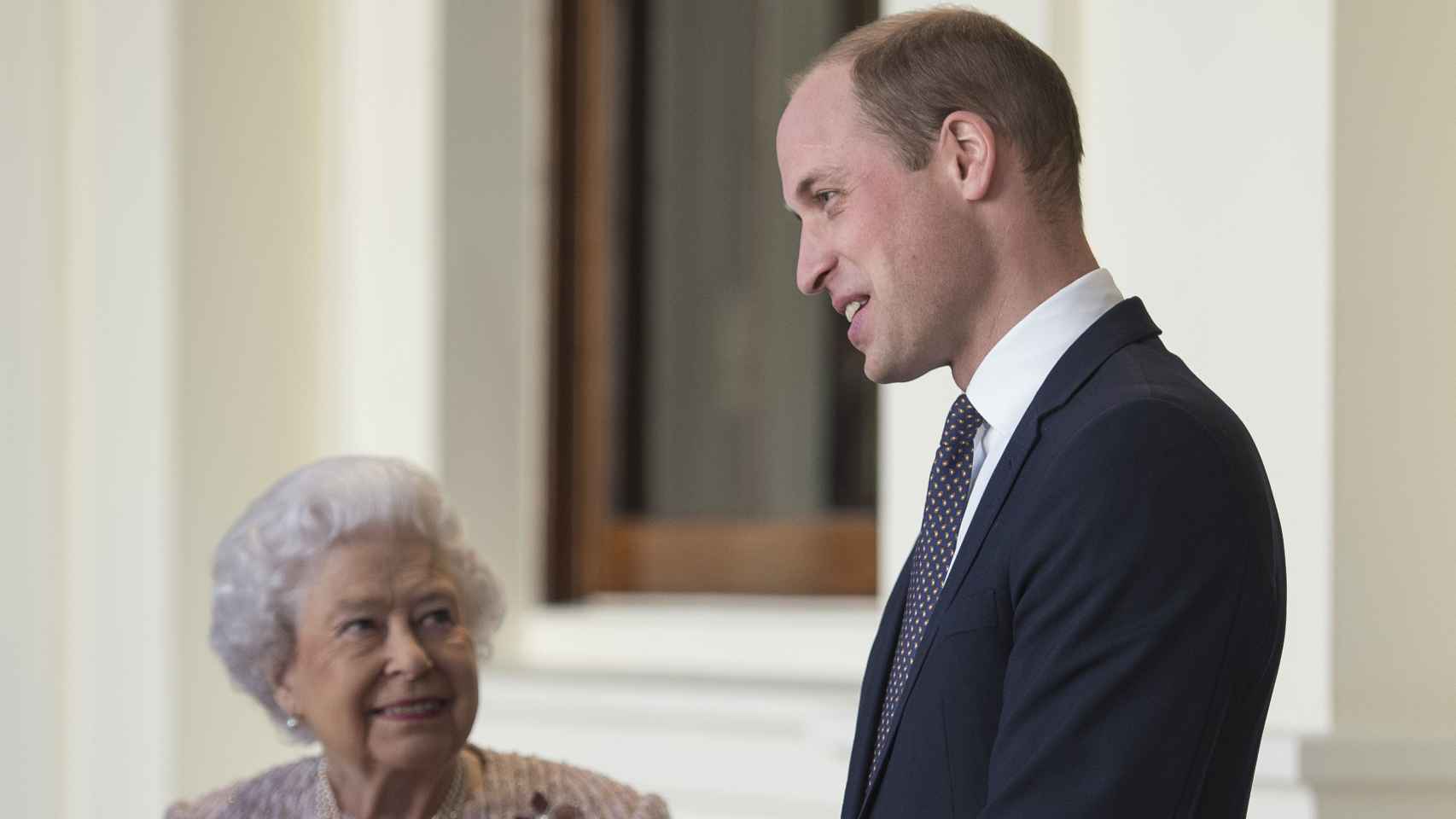 La reina Isabel II con su nieto Guillermo, duque de Cambridge.