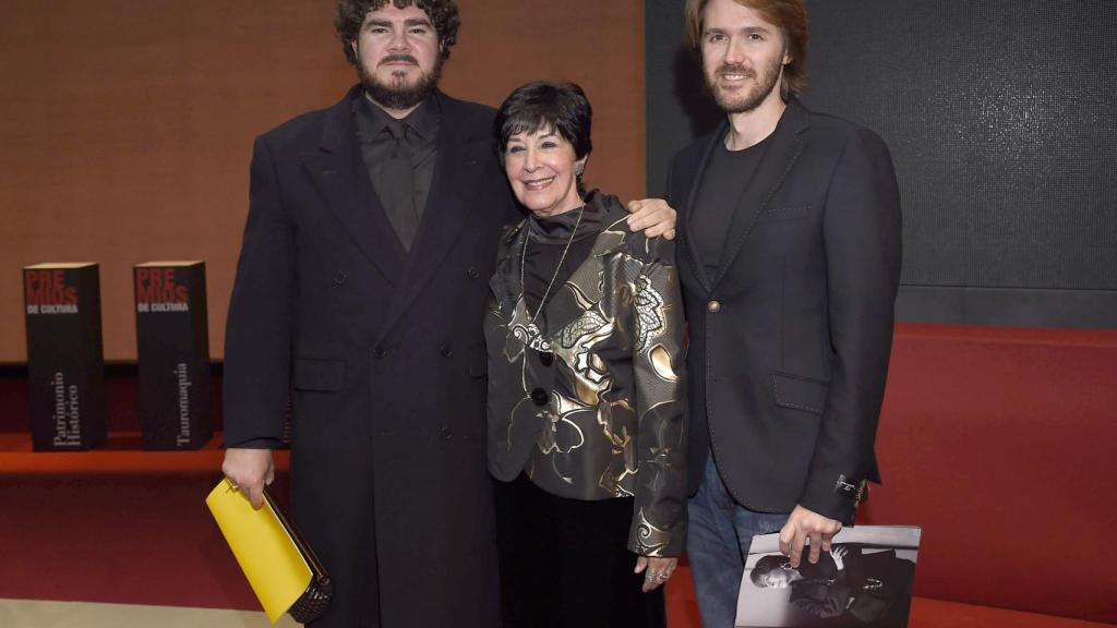 Concha Velasco junto a sus hijos, Manuel y Paco.