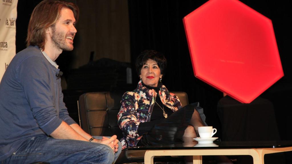 Manuel y su madre durante el acto 'Un café con...' en Málaga.