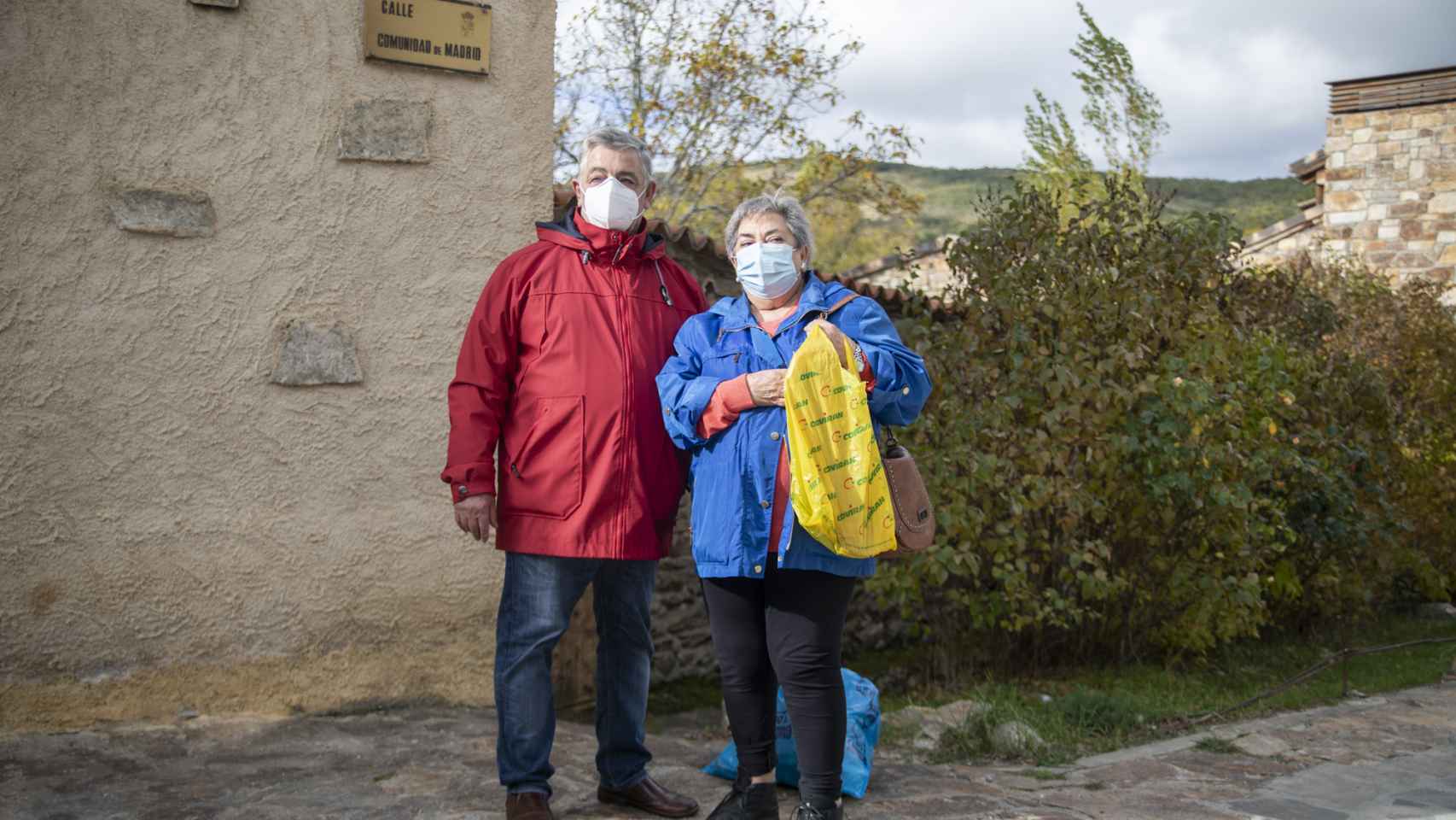 Francisco y Celia viven en Horcajuelo. Apenas notan cambios con la pandemia, pero miran con precaución a la gente de Madrid.