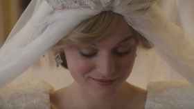 Emma Corrin como a la Princesa Diana de Gales (Netflix).
