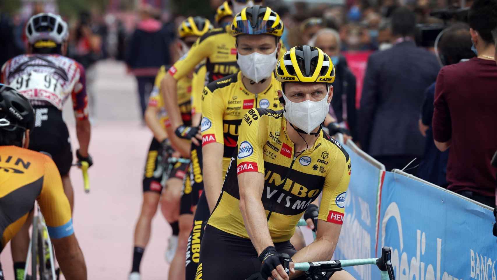 El equipo Jumbo-Visma antes de una etapa del Giro de Italia