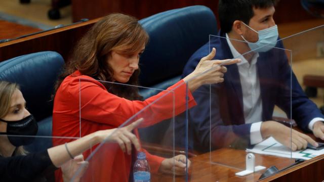 Gesto de la polémica de Mónica García en la Comunidad de Madrid.