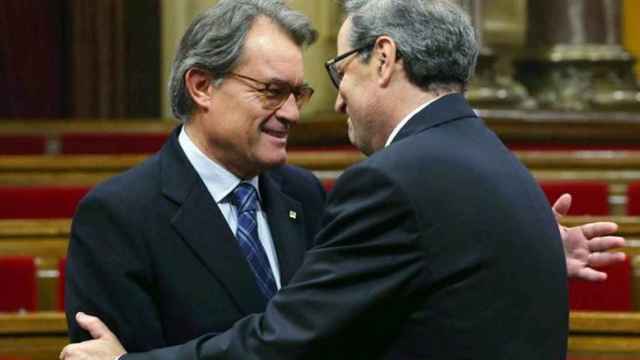 Artur Mas (i) saluda al presidente Quim Torra en el Parlament.