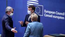 David Sassoli conversa con Emmanuel Macron y Angela Merkel durante la cumbre de este jueves