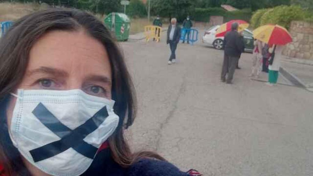 Cristina Gómez frente a la vivienda de Pablo Iglesias e Irene Montero.
