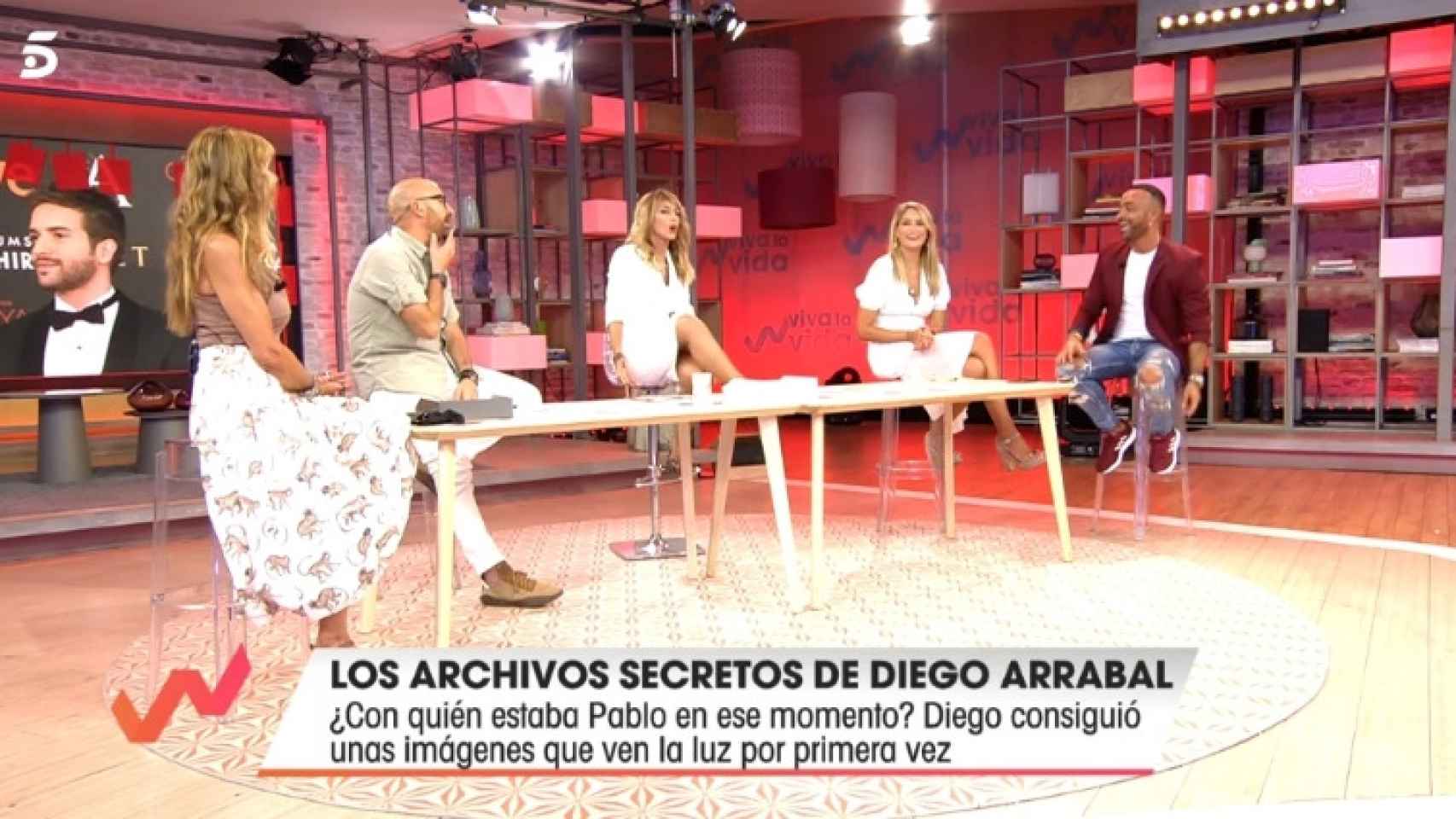 Diego Arrabal mostrando fotos nunca antes vista de Pablo Alborán y su exnovio.