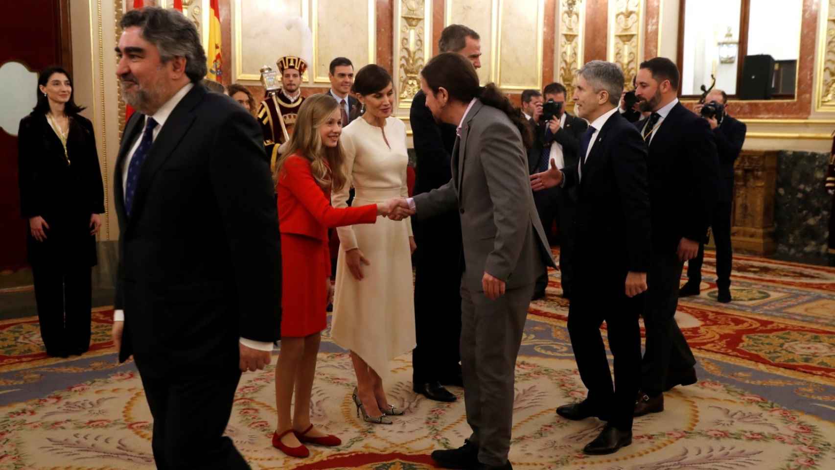 El vicepresidente segundo del Gobierno, Pablo Iglesias, saludando a la princesa Leonor, durante un acto institucional.