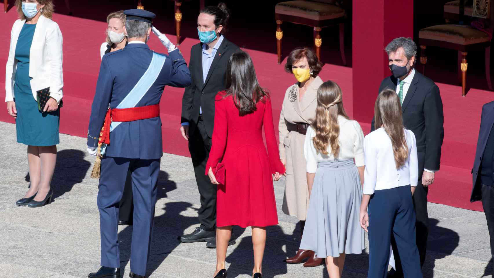 El rey Felipe VI saluda al vicepresidente segundo del Gobierno, Pablo Iglesias, que permanece quieto.