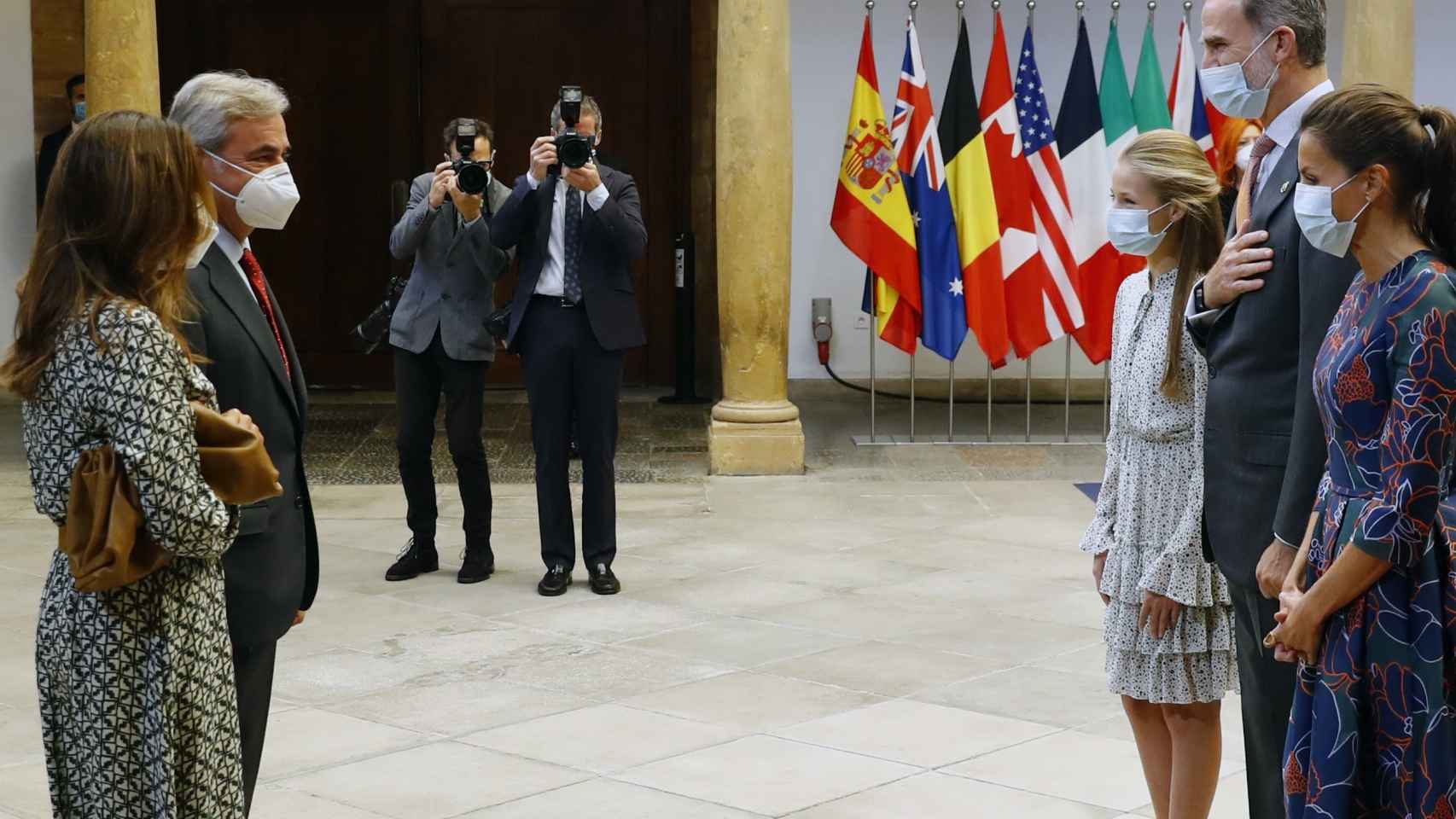Carlos Sainz y su pareja en el recibimiento de los Reyes en los Premios Princesa de Asturias