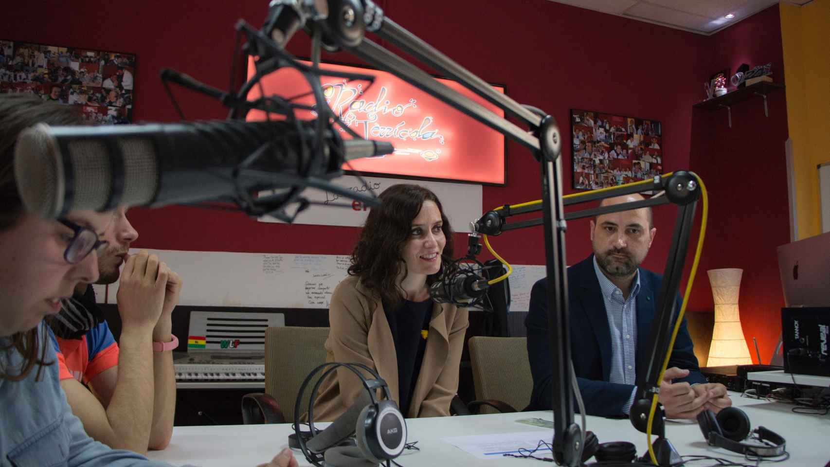 Isabel Díaz Ayuso en una radio local de Madrid durante la campaña autonómica.