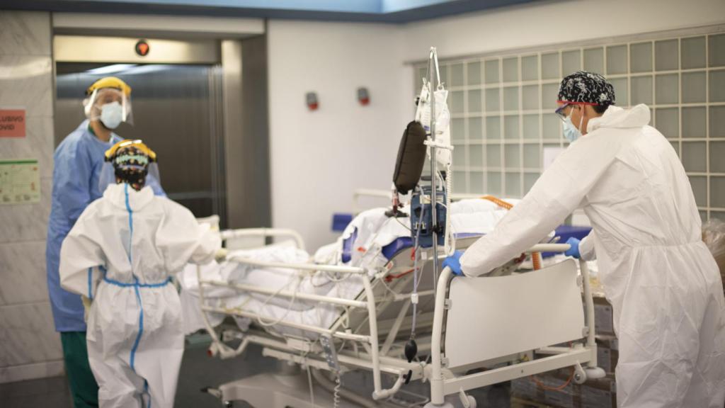 Los sanitarios trasladan a un paciente extubado a la Unidad de Rayos para hacerle un TAC.