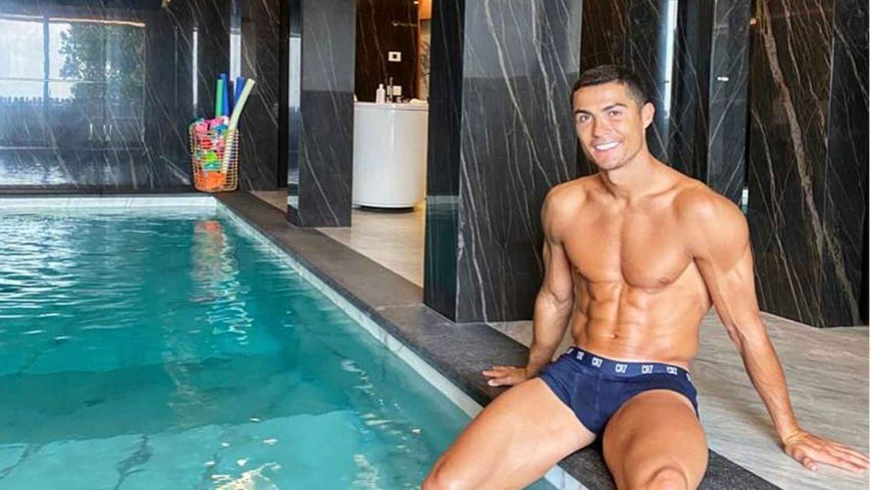 Cristiano se ejercita en la piscina de su casa