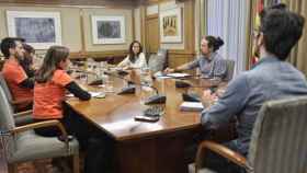 Pablo Iglesias y Ione Belarra, con los representantes del Sindicato de Inquilinos en la sede de la Vicepresidencia.