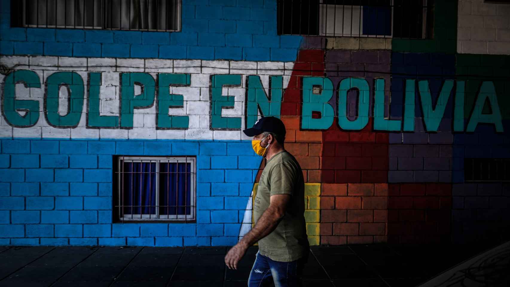 Un hombre camina frente a un mural hecho por la comunidad boliviana en Buenos Aires (Argentina).