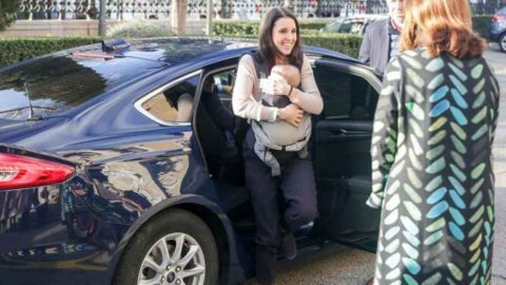 Irene Montero sale del coche oficial con su bebé.