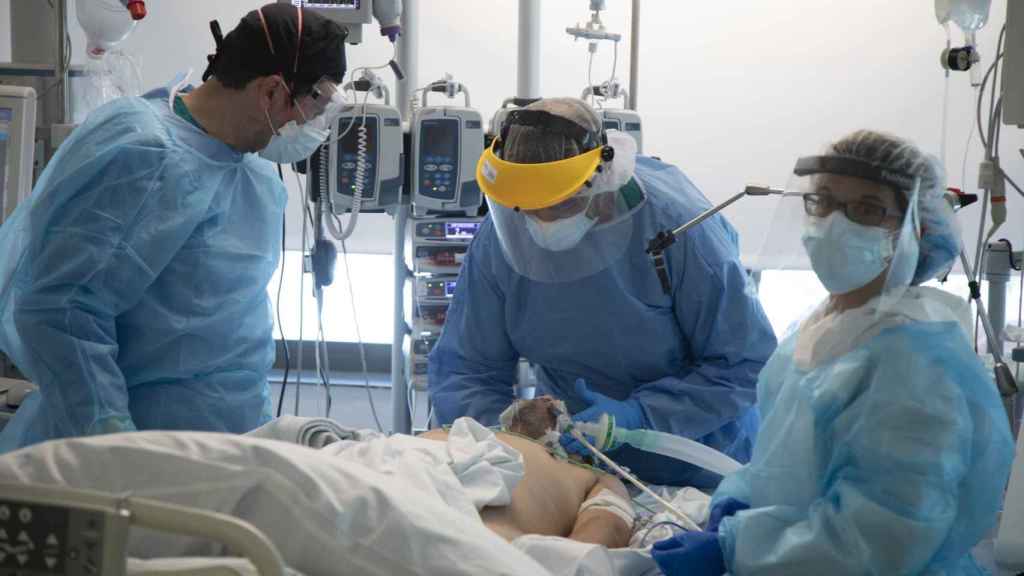 Uno de los pacientes críticos ingresado en la UCI del Hospital Puerta de Hierro.
