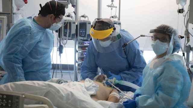 Uno de los pacientes críticos ingresado en la UCI del Hospital Puerta del Hierro.