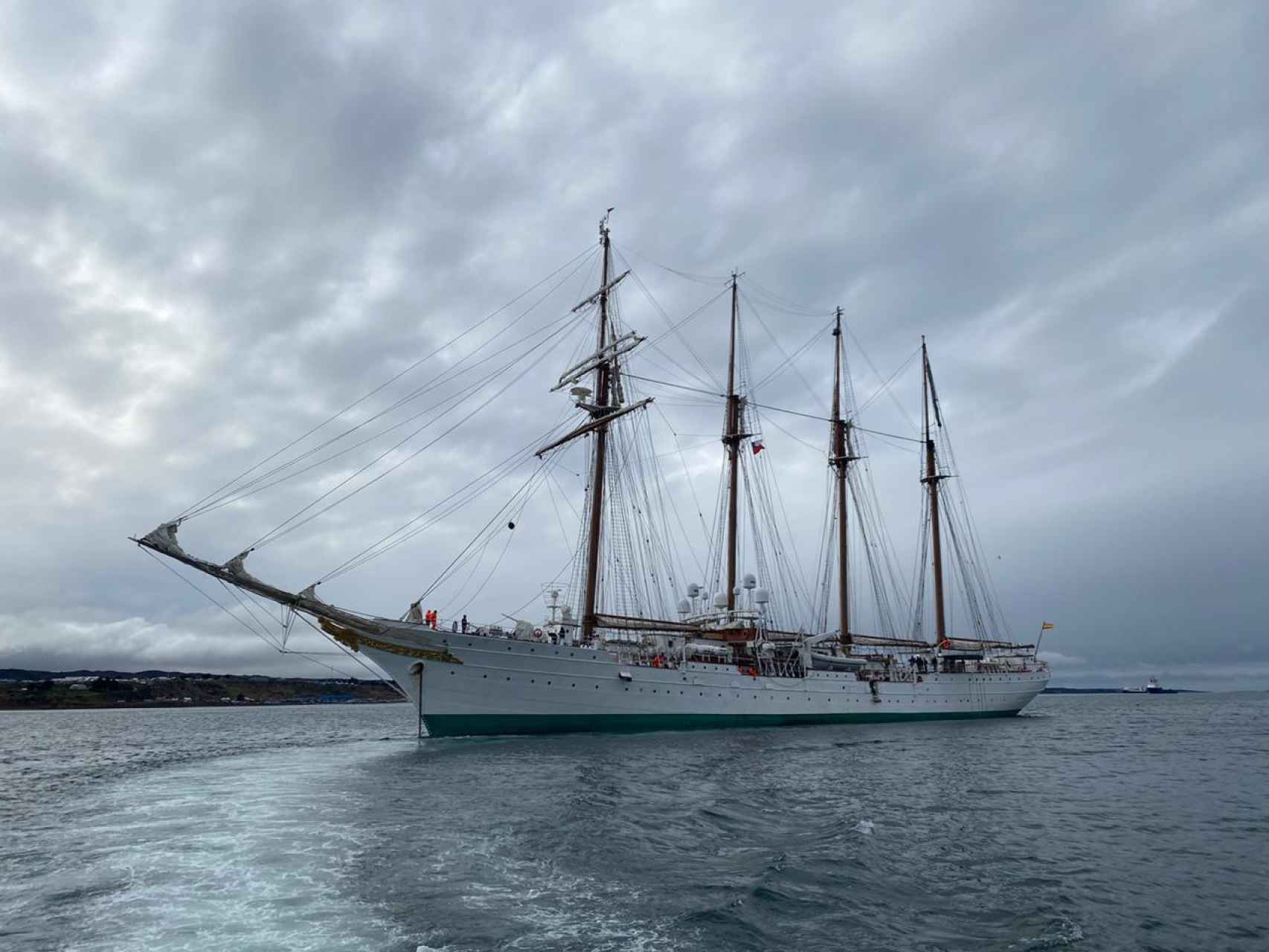El buque escuela Elcano cruzando el Estrecho de Magallanes.