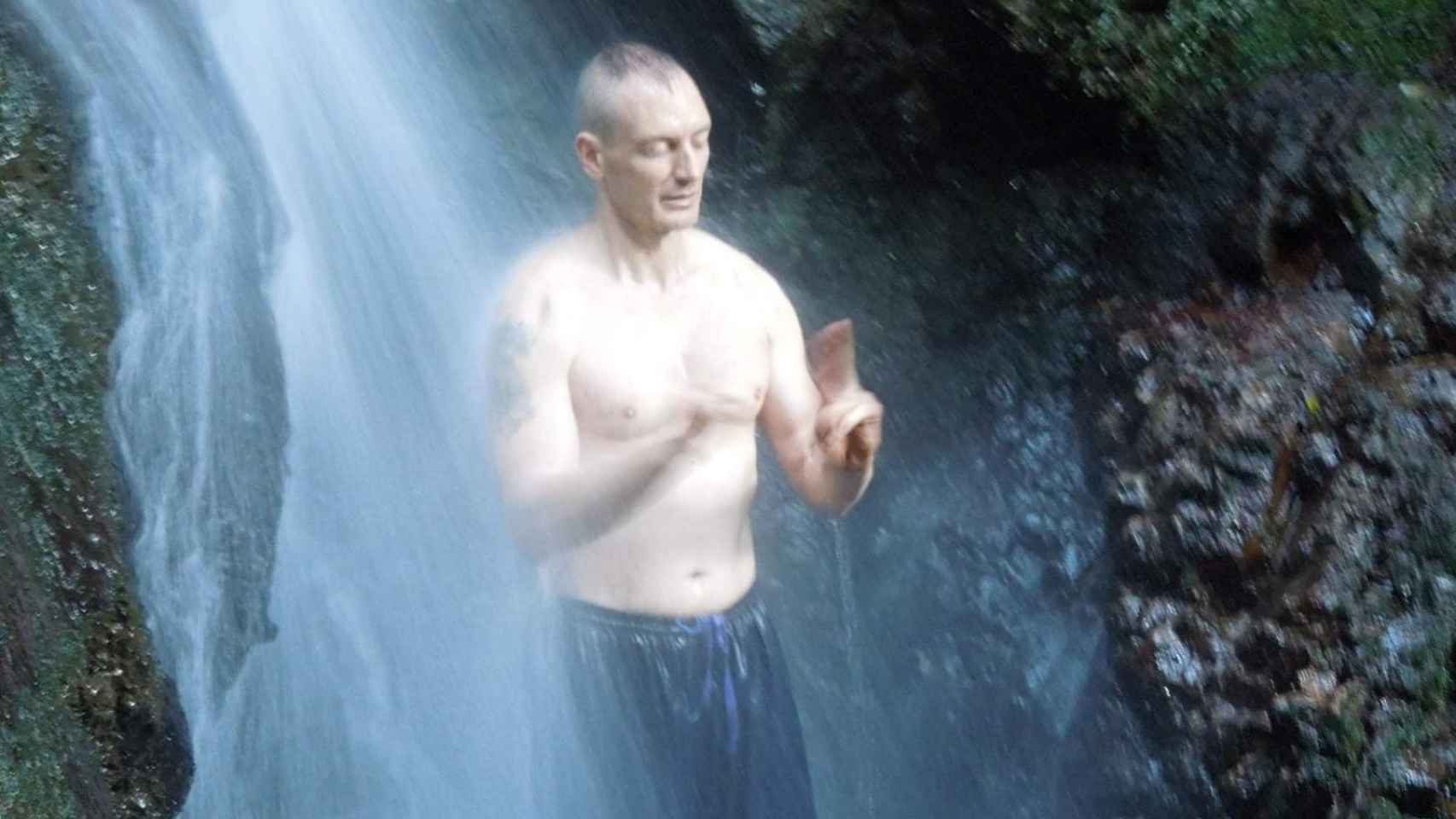 José, meditando bajo una cascada en Koka (Japón)