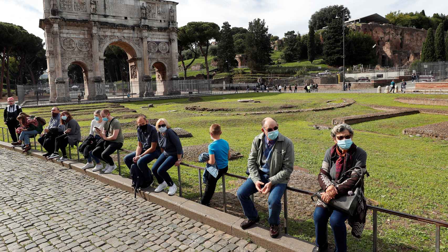 Varias personas ante el Arco de Constantine.