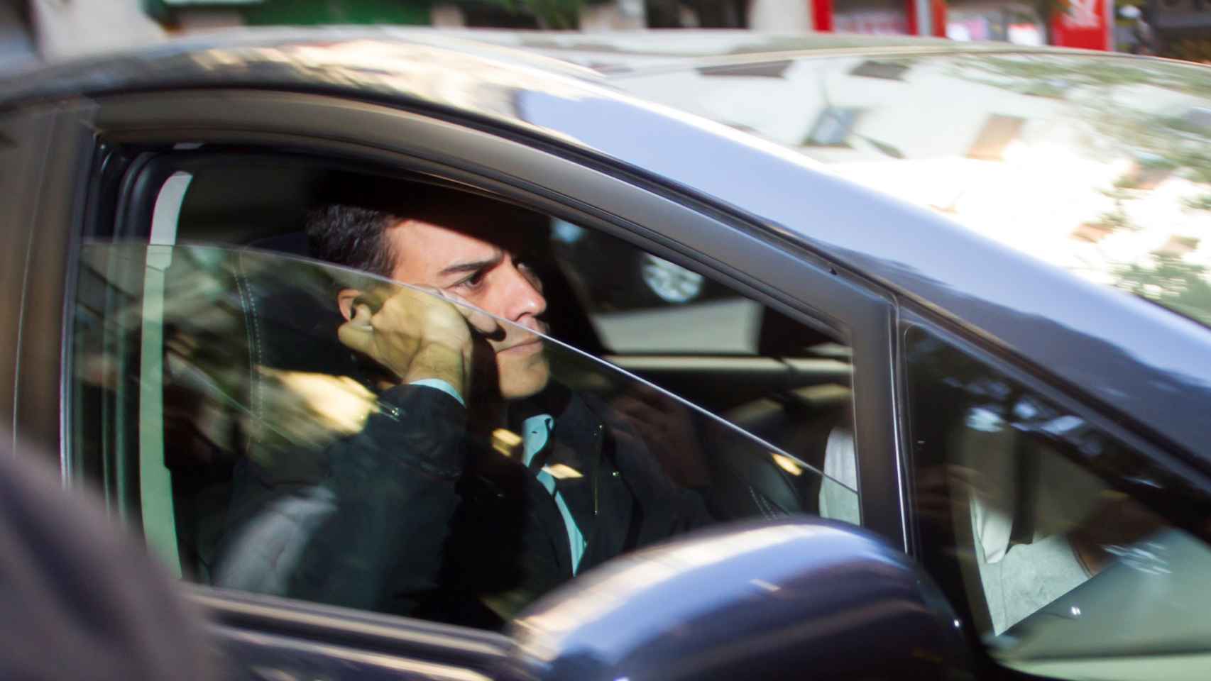 Pedro Sánchez, en su coche oficial.