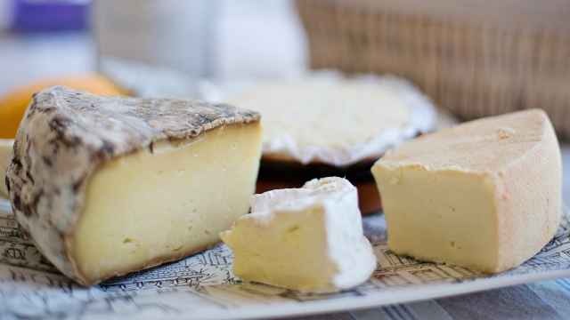 Alerta sanitaria en España: retiran este popular queso del mercado y piden que no se consuma