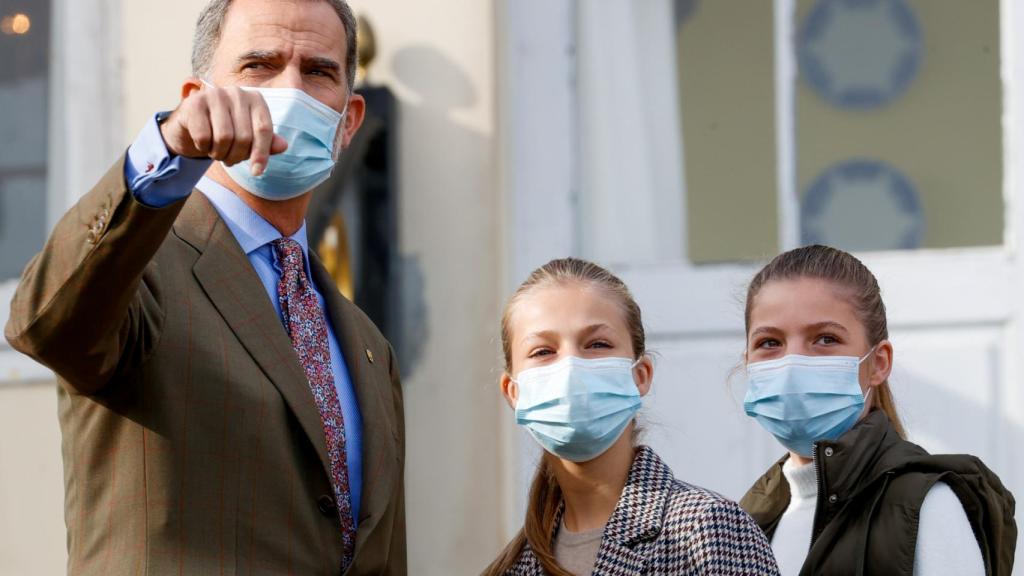 Felipe, junto a sus hijas, en Somao.