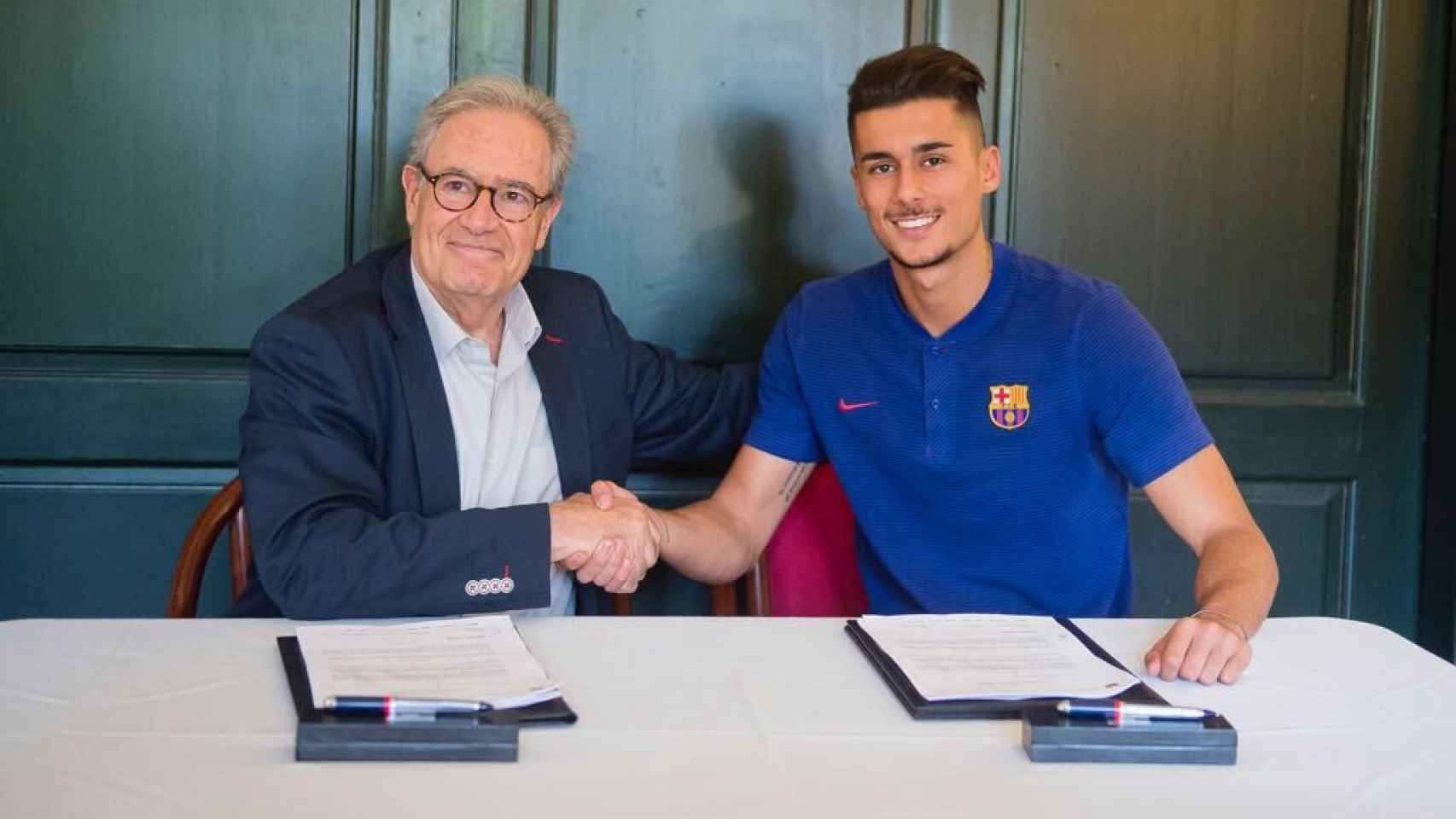 Chumi en su última renovación con el FC Barcelona en 2018