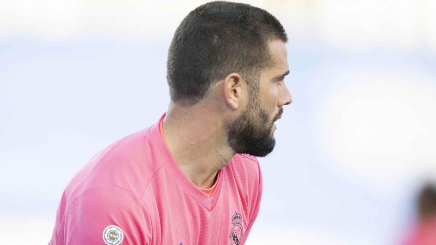 Nacho Fernández, con la camiseta rosa del Real Madrid