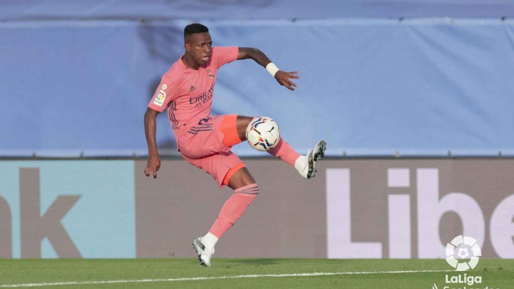 Vinicius Júnior, con la camiseta rosa en el Real Madrid - Cádiz de la jornada 6 de La Liga