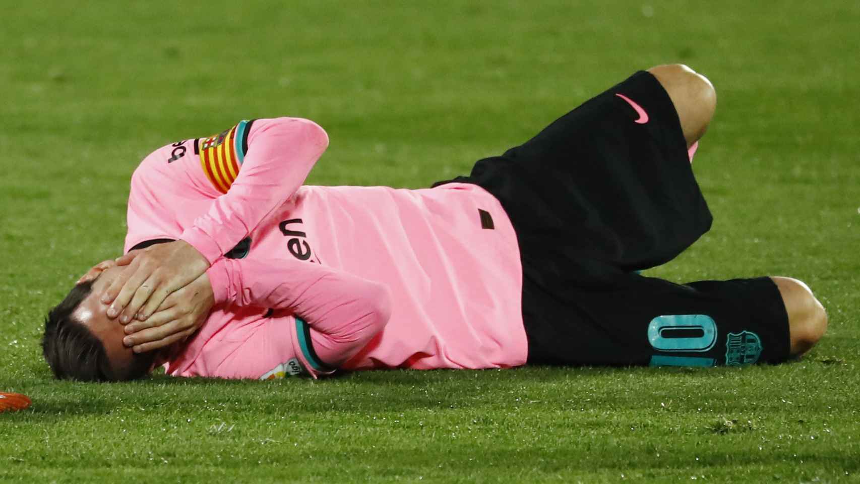 Leo Messi se queja de un codazo de Nyom en el Getafe - Barcelona