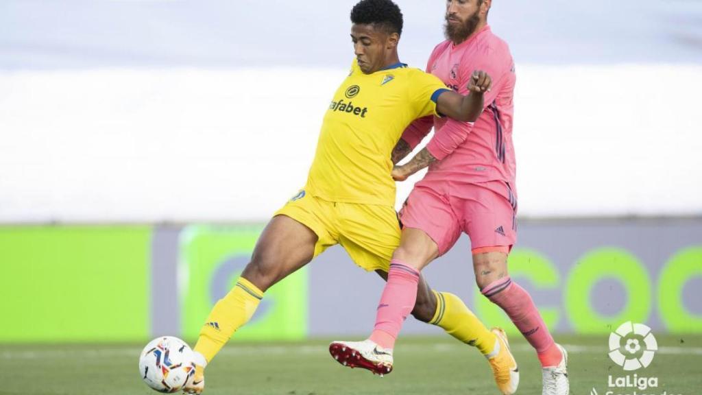 Sergio Ramos ante Lozano, en el Real Madrid - Cádiz de la jornada 6 de La Liga