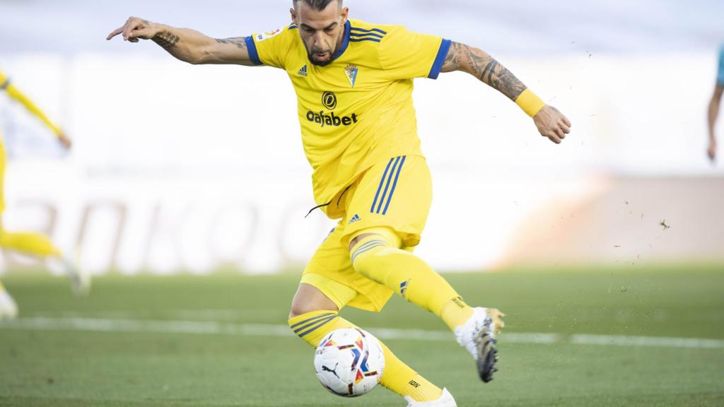 Negredo comenzando un ataque del Cádiz