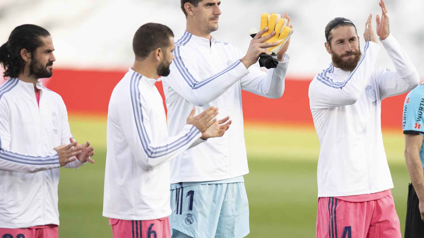 Los jugadores del Real Madrid saludan a la grada antes del inicio del partido frente al Cádiz