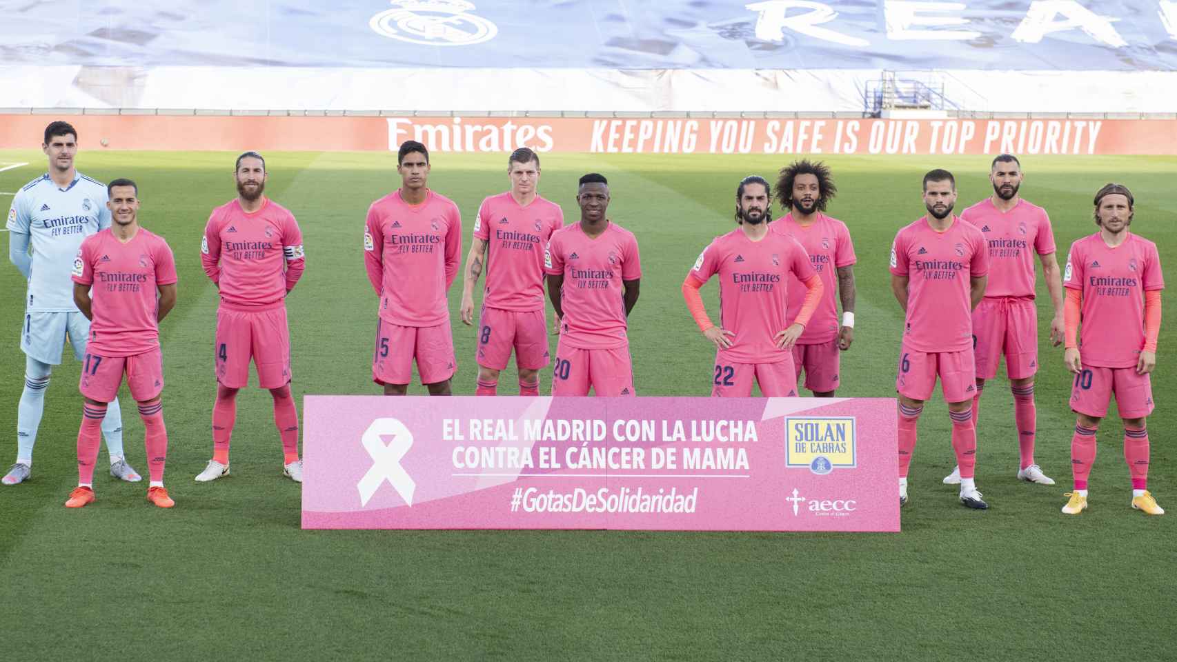 El Real Madrid vistió con la segunda vestimenta con motivo del Día Mundial contra el Cáncer de Mama