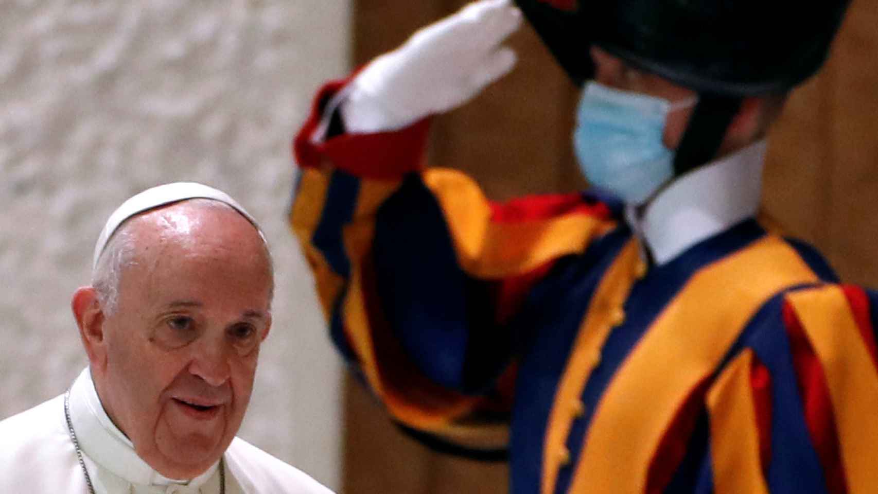 El papa Francisco entrando en el aula Pablo VI para su audiencia semanal.