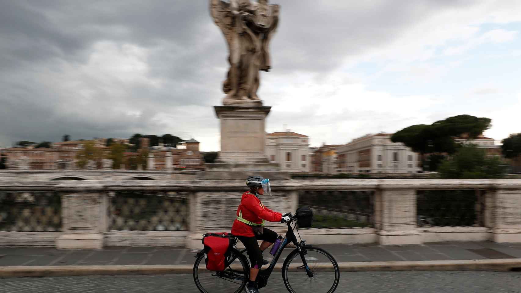 Una persona paseando en bicicleta en Roma.