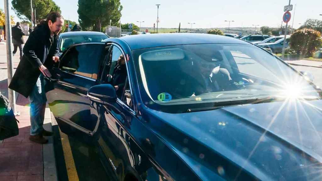 Pablo Iglesias, vicepresidente del Gobierno, entra en el coche oficial.