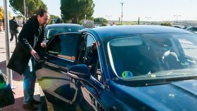 Pablo Iglesias, vicepresidente del Gobierno, entra en el coche oficial.