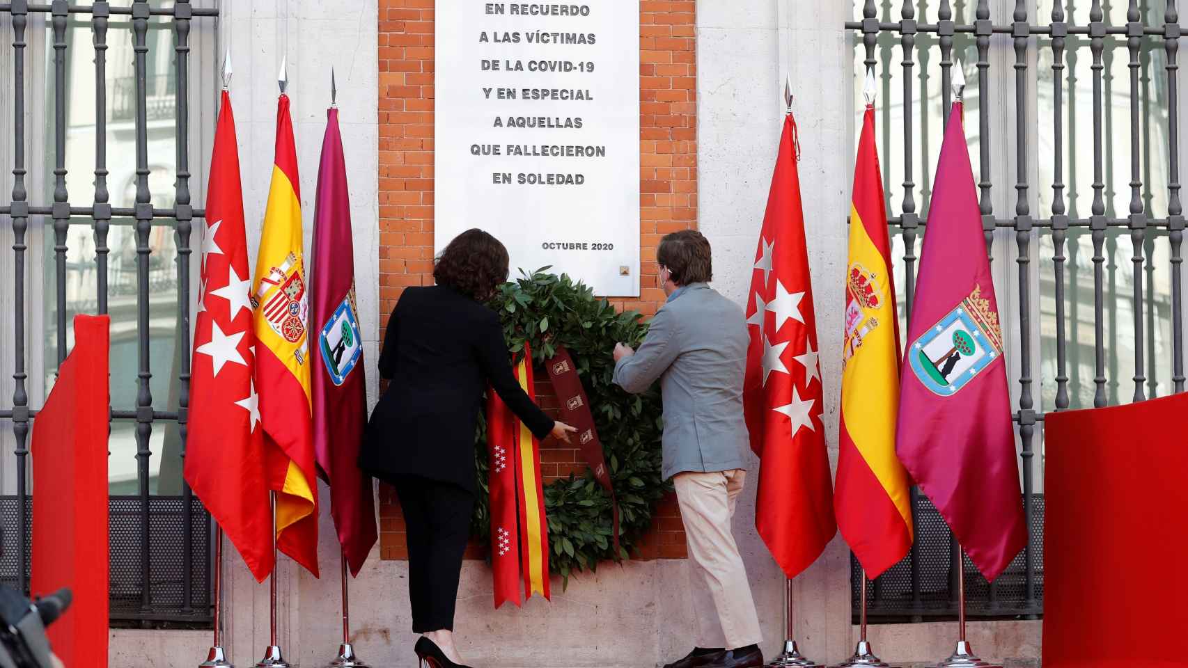 Isabel Díaz-Ayuso y José Luis Martínez-Almeida, durante el homenaje.