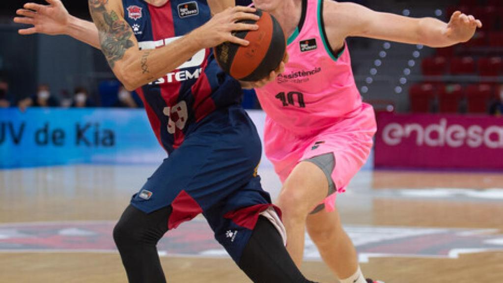 Polonara ante Smists en el Baskonia-Barça